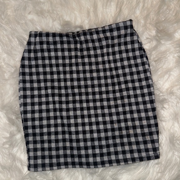 Forever 21 Dresses & Skirts - Forever 21 checkered black and white skirt 🖤🤍